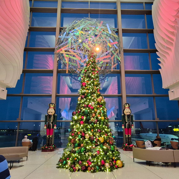 Concourse B Plaza with holiday tree